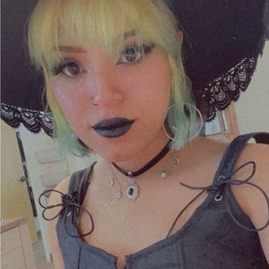 Meet your Posher, Claudia